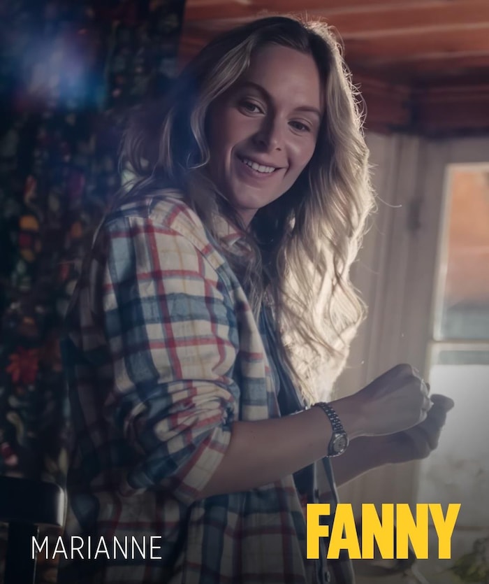 Une jeune femme souriante en chemise carotté regarde vers le bas. Il est inscrit Marianne et Fanny dans le montage photo. 
