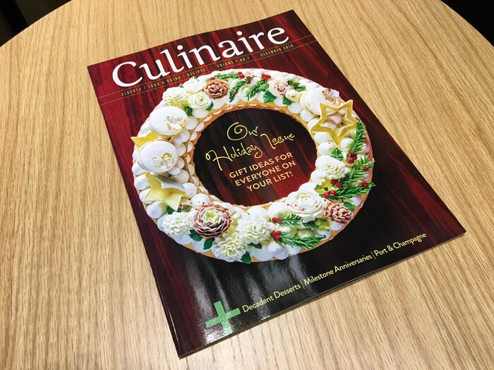 Couverture du magazine Culinaire montrant la tarte à la crème de She Bakes Bouquets en forme de couronne de Noël