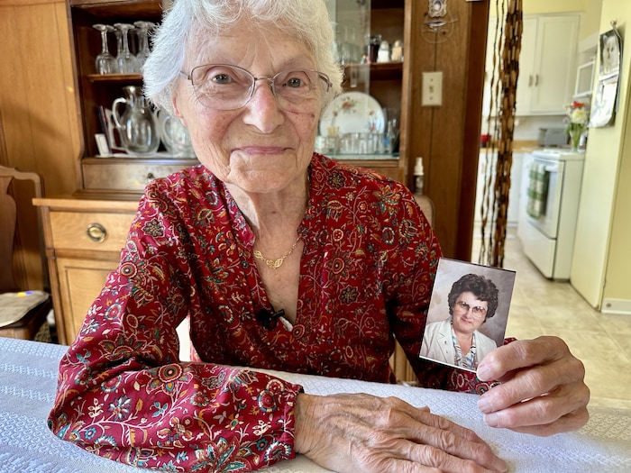 Régine Bérubé montre une photo de Marie Robillard.