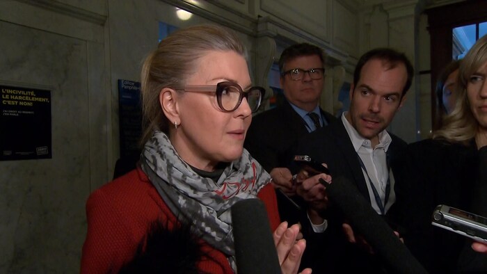 MarieChantal Chassé répond aux questions de journalistes à l'Assemblée nationale.