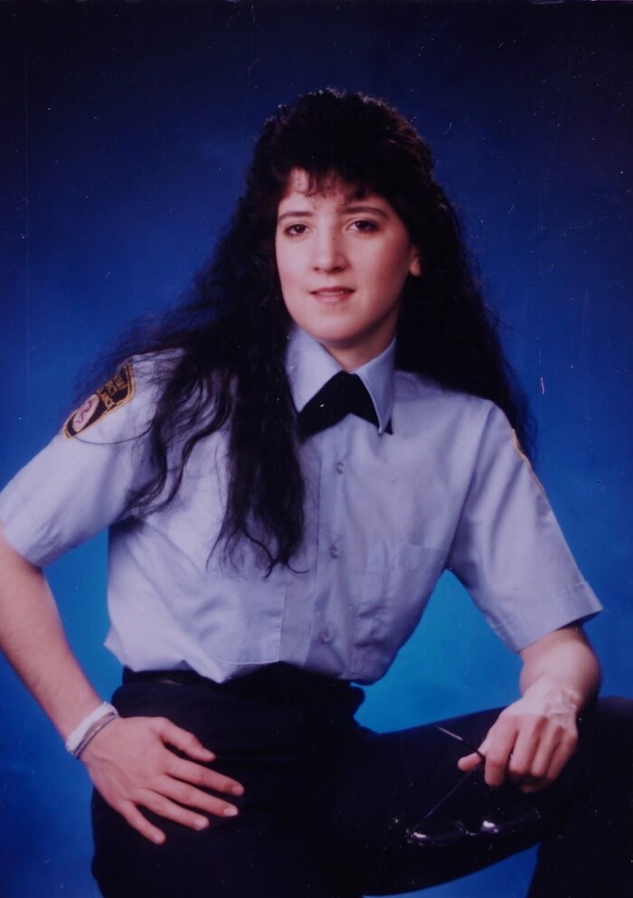 Maryline Hérard dans sa tenue d’ambulancière à la fin des années 80 airs dans un workplace photo.