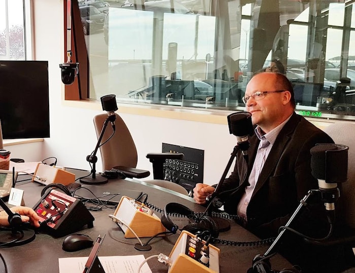 Martin Soucy sur le plateau radio de l'émission Le monde aujourd'hui à Radio-canada Rimouski