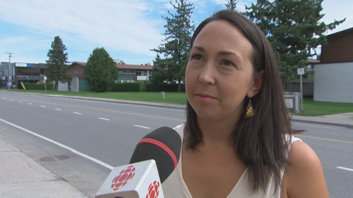 La candidate du Parti québécois dans Hull, Marysa Nadeau, en entrevue à la caméra de Radio-Canada au bord d'une rue en été.