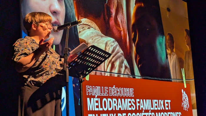 Maryse Arseneault sur scène, s'adresse au public. 