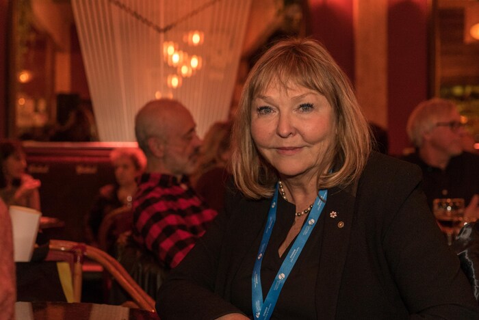 On voit Maryse Lassonde de face, prenant place au bar L'Barouf