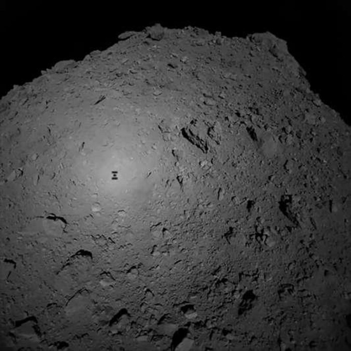 Photographie prise depuis la sonde Hayabusa 2, le 3 octobre, au moment du largage du robot MASCOT sur l’astéroïde Ryugu.