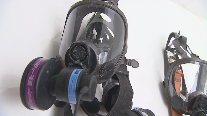 Un masque adapté doit être utilisé par les travailleurs pour le désamiantage.