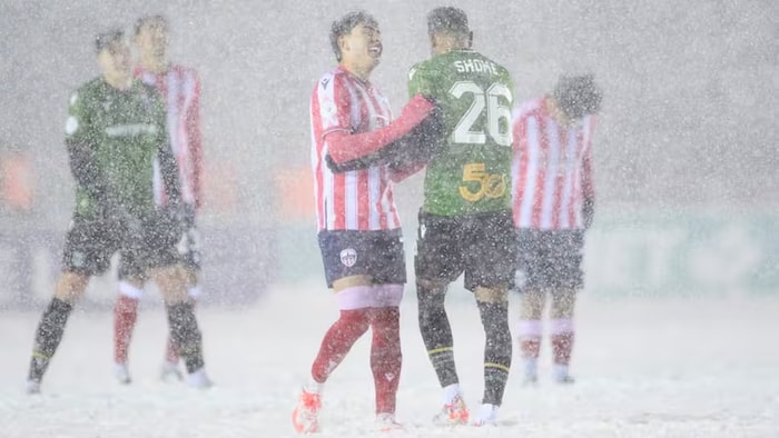 David Rodríguez (7) de l'Atlético Ottawa et Shamit Shome (26) du FC Cavalry de Calgary lors de la finale de PLC de 2025 à Ottawa.