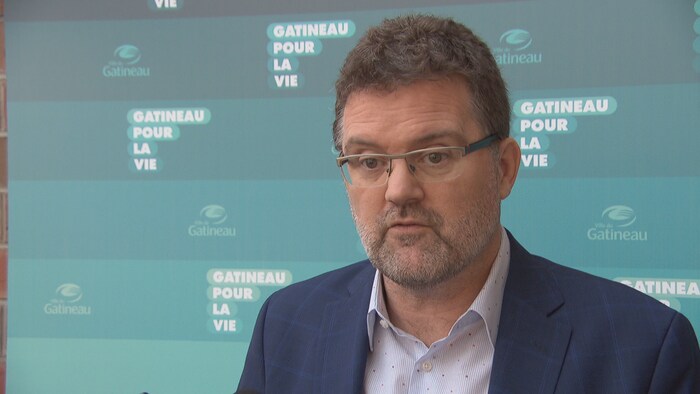Maxime Pedneaud-Jobin lors d'un point de presse