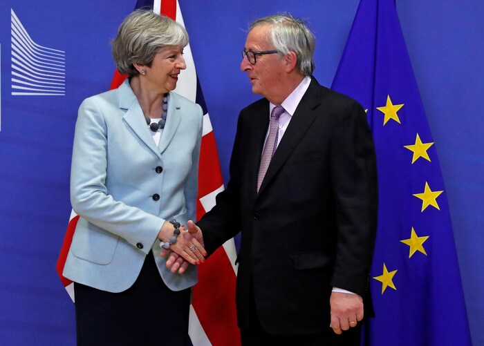 Poignée de main entre la première ministre britannique Theresa May et le président de la Commission européenne Jean-Claude Juncker à Bruxelles vendredi dernier.