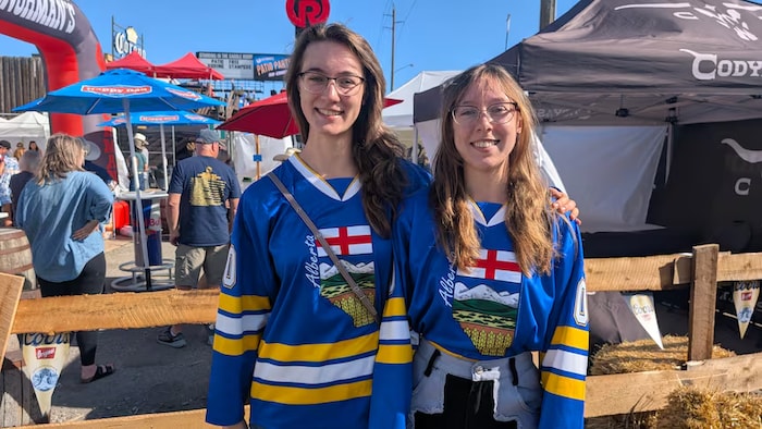 Deux jeunes filles vêtues aux couleurs de l'Alberta lors d'un rassemblement en faveur de l'indépendance de la province.