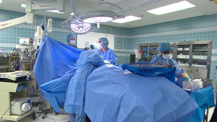 Une équipe médicale en salle d'opération.