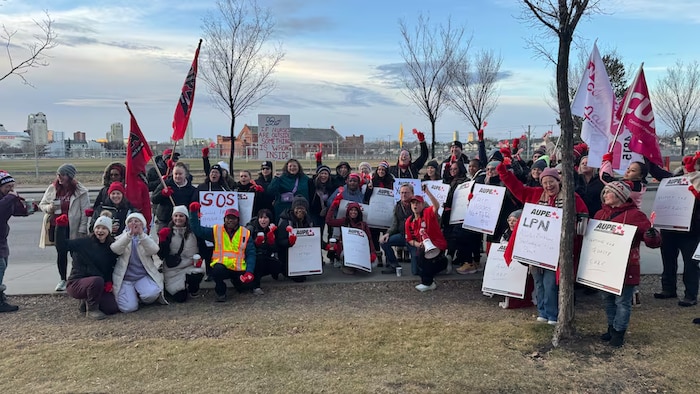 Des membres du Syndicat albertain de la fonction publique portant des pancartes étaient rassemblés à l'Hôpital Royal Alexandra, à Edmonton , le 22 novembre 2025.