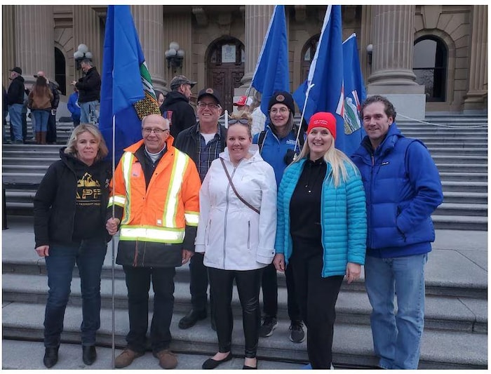 Des personnes assistant à un rassemblement du mouvement indépendantiste en Alberta, en octobre 2025.