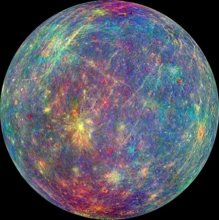 Bien que Mercure puisse paraître terne à l'œil humain, différents minéraux apparaissent dans un arc-en-ciel de couleurs sur cette image captée par la sonde Messenger.