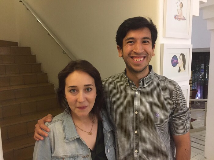 Suzana Ochoa et Pedro Kumamoto posent devant un escalier.