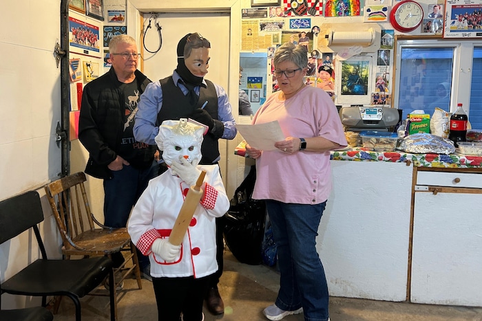 Deux personnes masquées entrent dans une maison.