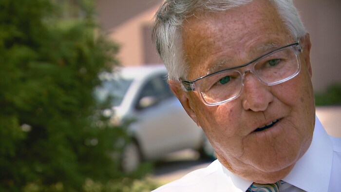 Michel Bergeron ému à sa sortie de l'église.