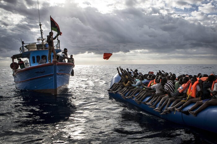 Des migrants secourus par un bateau de pêcheurs en Méditerranée.