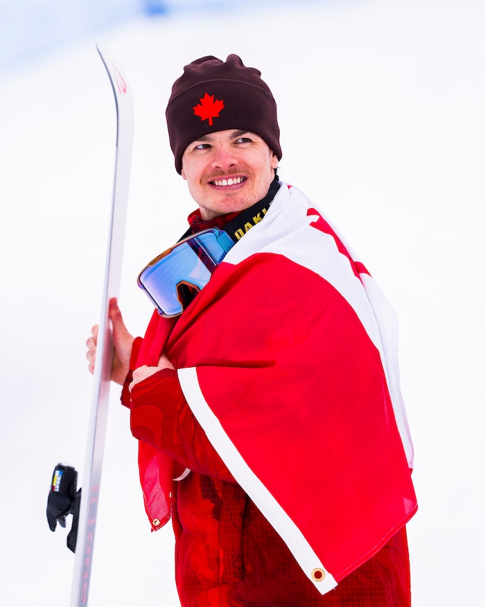 L'athlète canadien Mikael Kingsbury affiche un large sourire.
