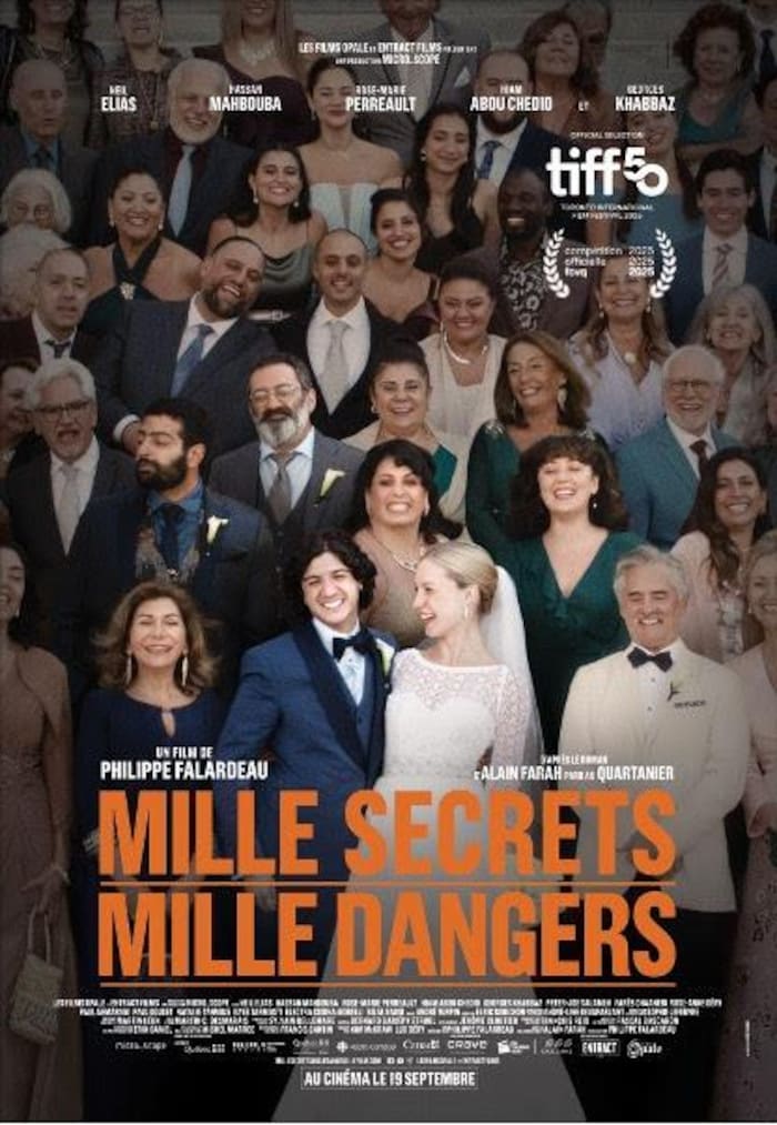 L'affiche du film mille secrets mille dangers ou on voit un couple mariés avec plusieurs personnes autour d'eux.