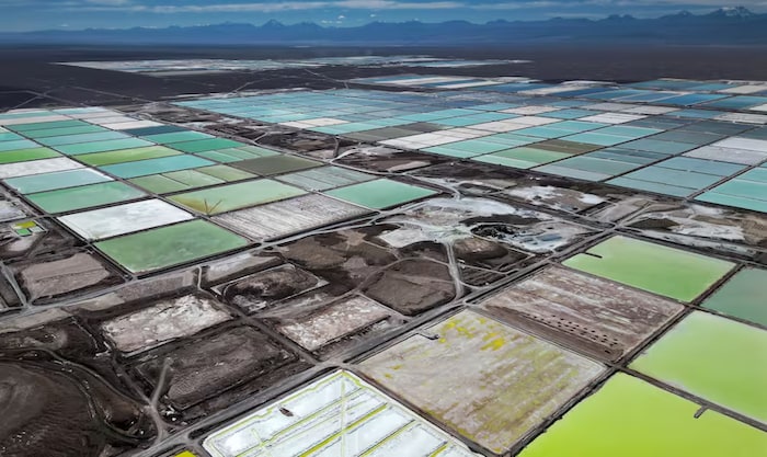 D'immenses réserves de saumure sont regroupées dans une mine de lithium située dans le désert d'Atacama, dans la région d'Antofagasta, au Chili, en mai 2023.
