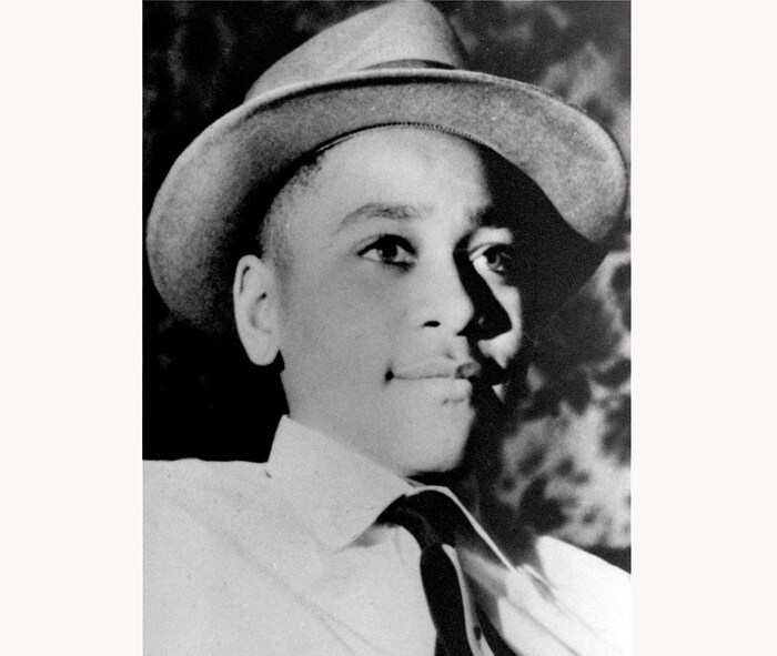 Emmett Louis Till avait 14 ans quand il a été kidnappé, torturé et tué  en 1955 au Mississippi. 