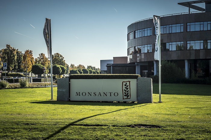 Le logo de Monsanto devant les bureaux de l'entreprise