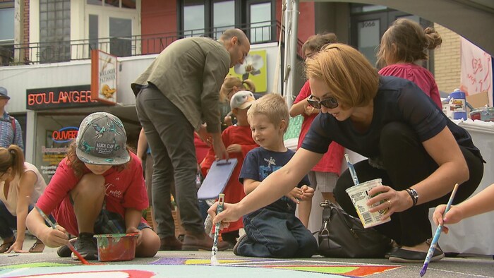 Des enfants peignent des rosaces à Montcalm en fête