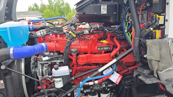 Plan rapproché d'un moteur Cummins X15N sur un camion.
