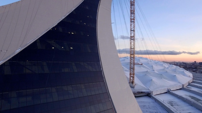 On voit un côté de la tour du stade olympique après réfection.