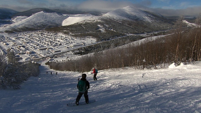Des skieurs profitent des pentes autour de Murdochville, en Gaspésie.