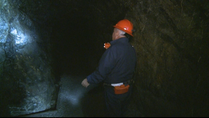 Un travailleur dans l'ancienne mine de Murdochville