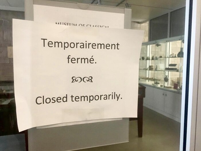 Une feuille sur laquelle on peut lire : « Temporairement fermé ».