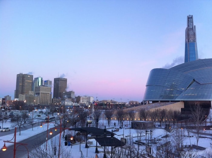 Photo paysage du Musée canadien pour les droits de la personne et le centre-ville de Winnipeg. 