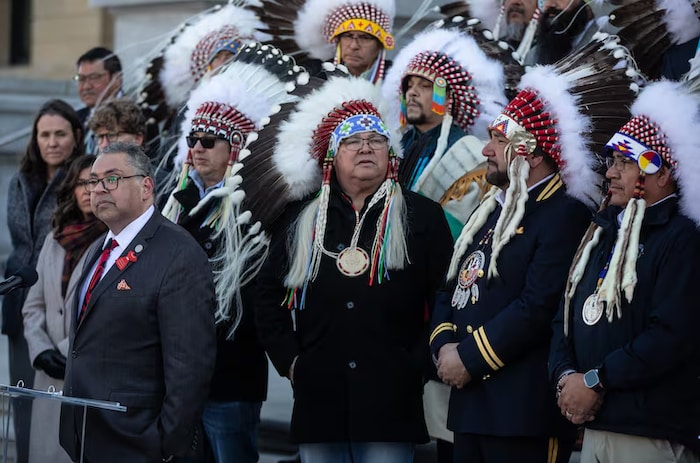 Le chef du NPD de l'Alberta, Naheed Nenshi, en compagnie de plusieurs chefs autochtones devant l'Assemblée législative de l'Alberta, le 9 mars 2026.