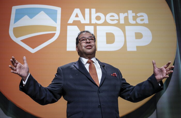 Naheed Nenshi donne un discours de remerciement devant un panneau du NPD après sa victoire en 2024.