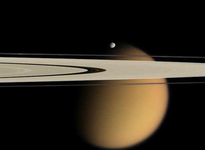 Photo captée par la sonde Cassini montrant les anneaux de Saturne, avec en arrière-plan la lune Titan. On aperçoit également la petite lune Épiméthée.
