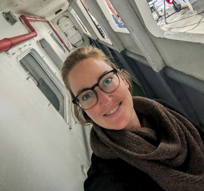 Nathalie Javault prend un selfie sur l'un des sites de tournage.
