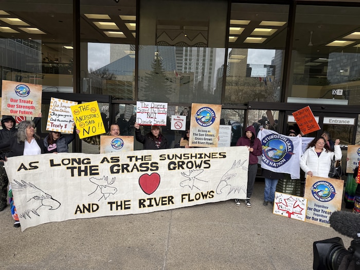 Des manifestants devant le palais de justice d'Edmonton.