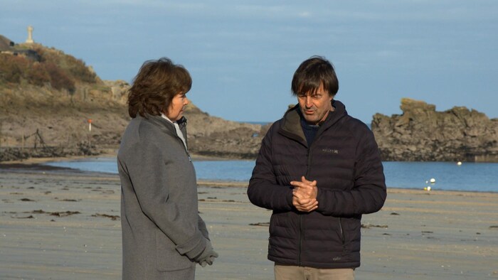 M. Hulot, sur une plage, avec Céline Galipeau.