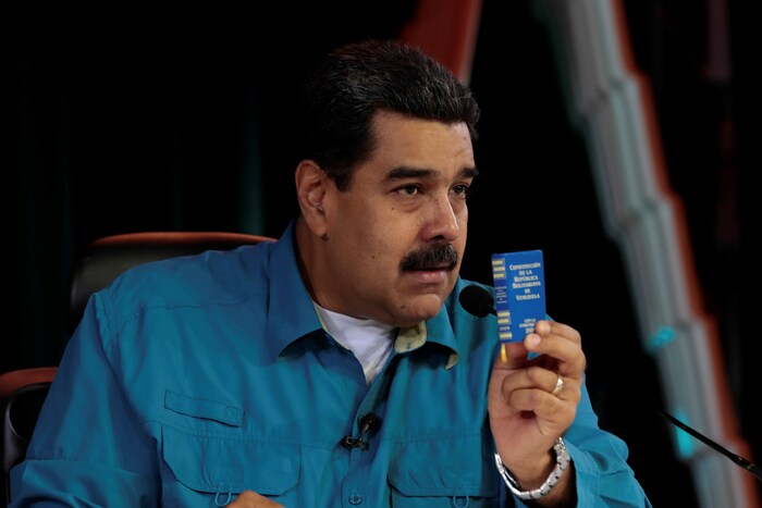 Le président Nicolas Maduro tient un exemplaire imprimé de la Constitution du Venezuela.