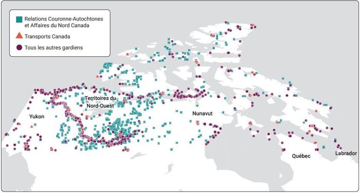 Carte du Nord du Canada montrant l'emplacement des sites contaminés, sur laquelle on peut lire Relations Couronne-Autochtones et Affaires du Nord Canada, Transports Canada et Tous les autres gardiens.
