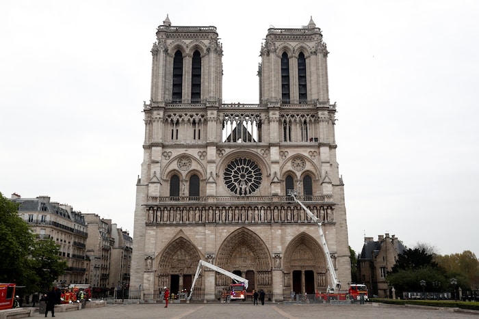 Les deux tours de Notre-Dame de Paris, devant lesquels se trouvent des camions d'incendie.