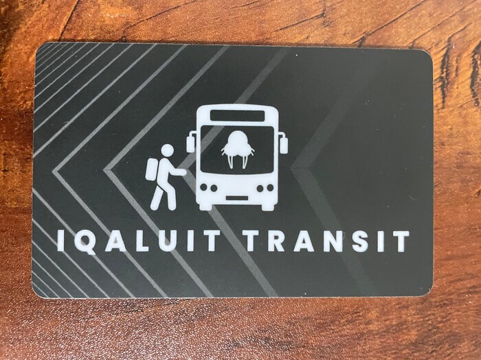 Une carte rechargeable grise sur laquelle figure un autobus.