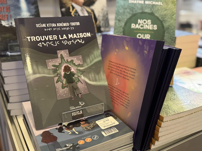 Un livre posé sur une pile de livres.