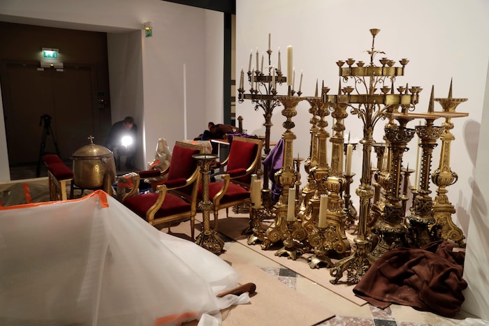 Des chandeliers et des meubles sont entreposés à l'hôtel de ville de Paris.