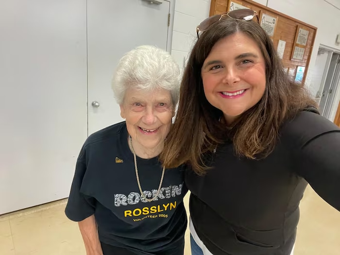 Deux femmes sourient devant l'objectif d'une caméra, à Edmonton, en 2022.