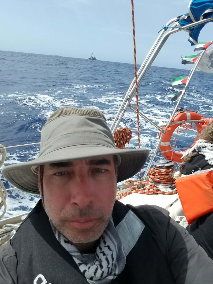 Olivier Huard à bord d'un bateau.