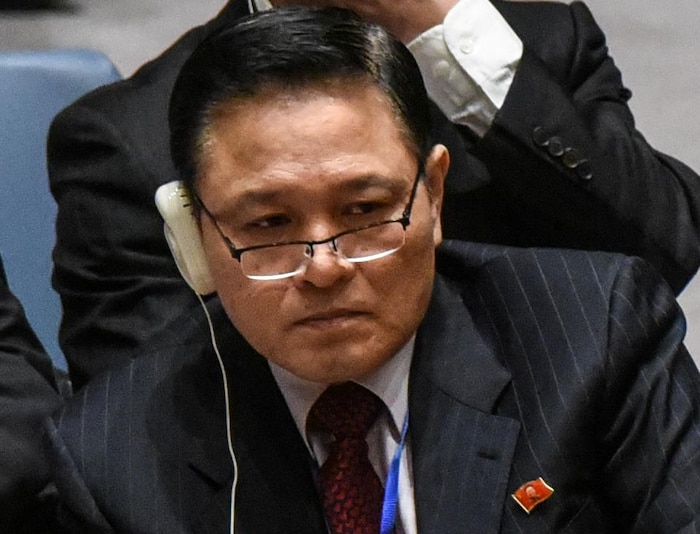 L'ambassadeur nord-coréen à l'ONU écoute les discours des membres du Conseil de sécurité.